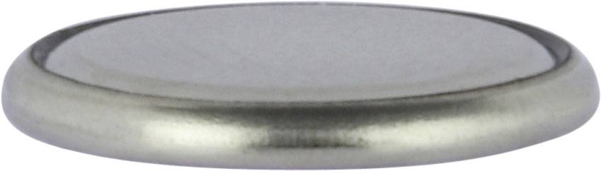 Płaska srebrna bateria guzikowa na białym tle. Kompaktowy magazyn energii, typowo stosowany w małych urządzeniach elektronicznych.