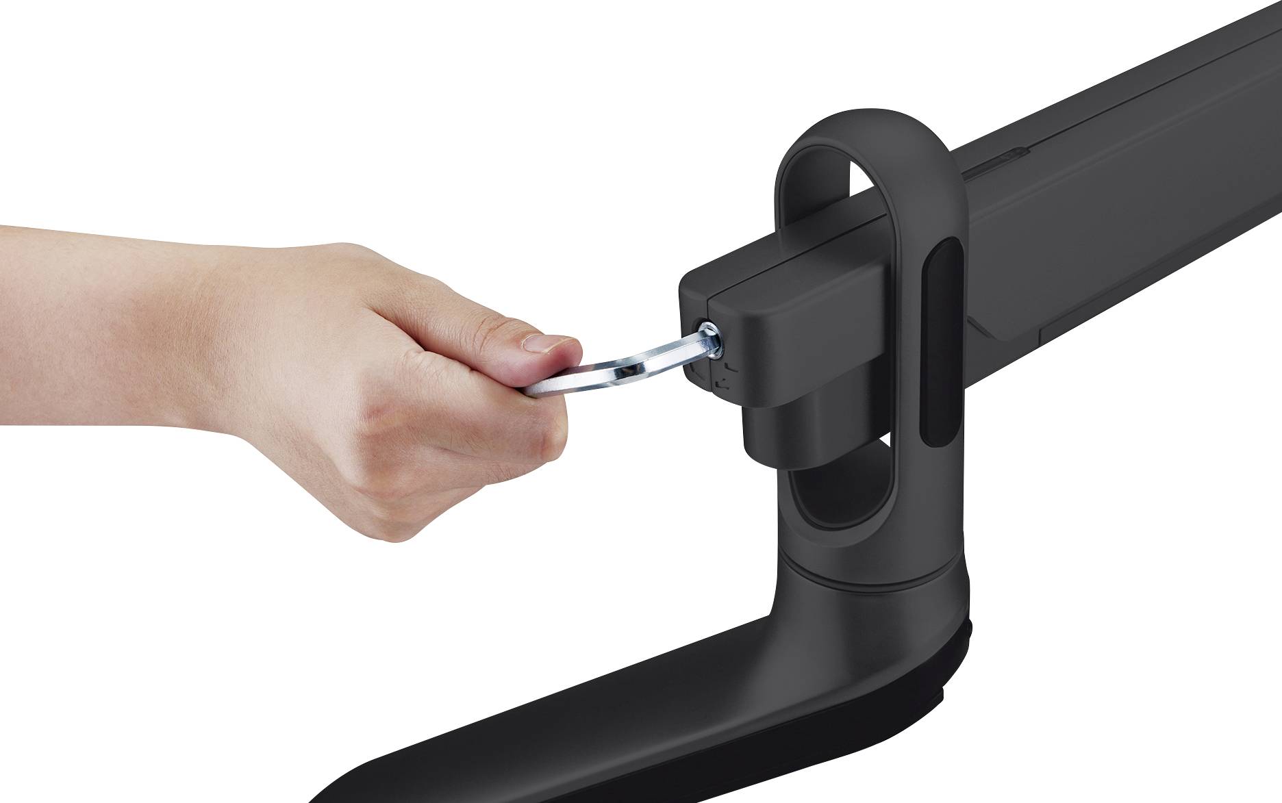 Dłoń mocuje śrubę kluczem imbusowym w czarnym uchwycie ramienia.