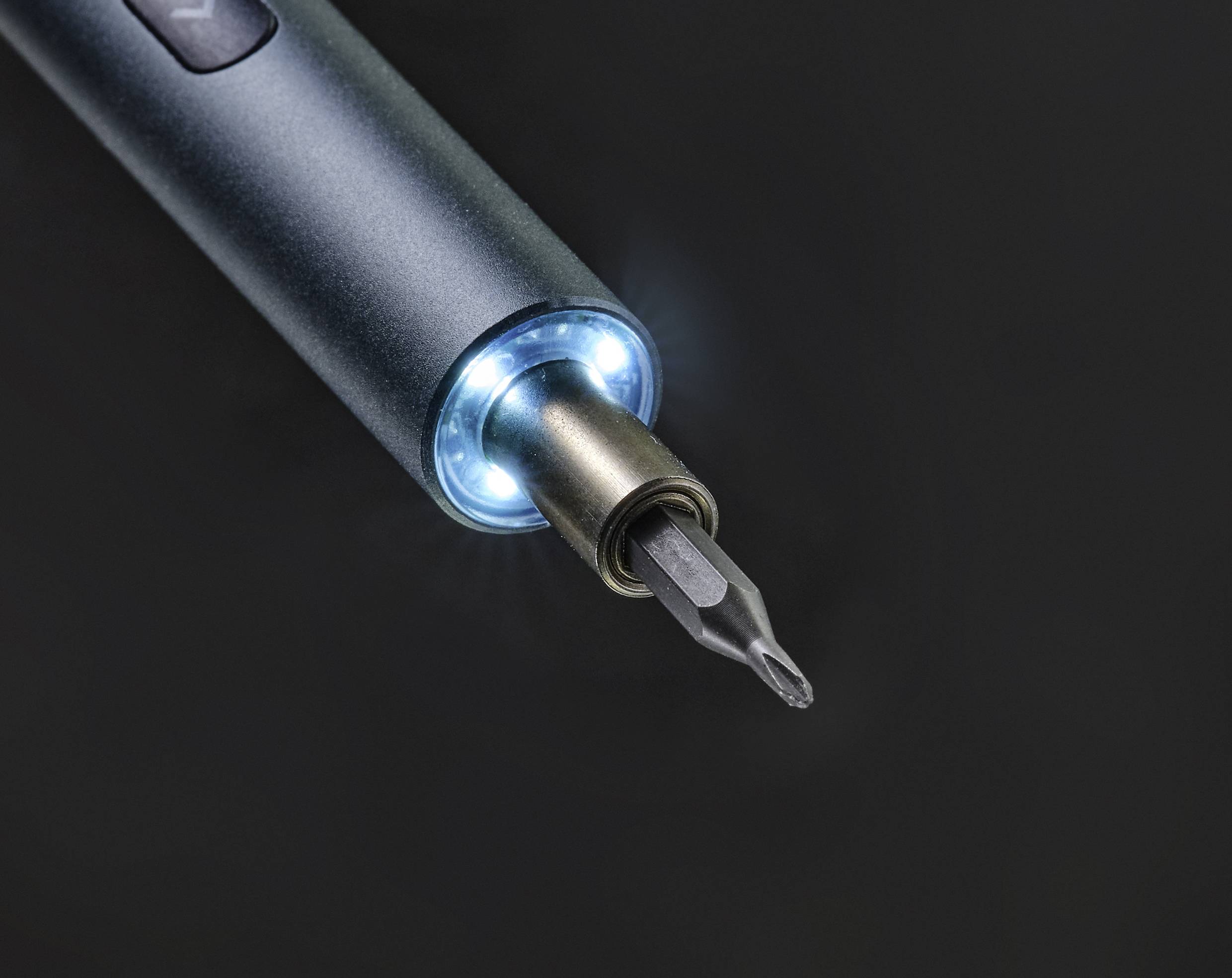 Elektryczny wkrętak z podświetlanym bitem na ciemnym tle.