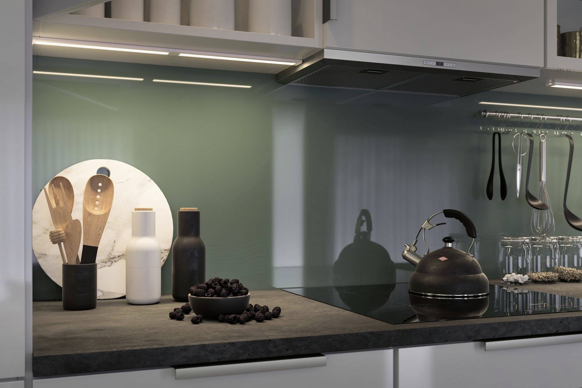 Nowoczesna lada kuchenna z czarnymi oliwkami w misce, drewnianymi sztućcami, czajnikiem elektrycznym i wiszącą półką z kieliszkami i akcesoriami kuchennymi.