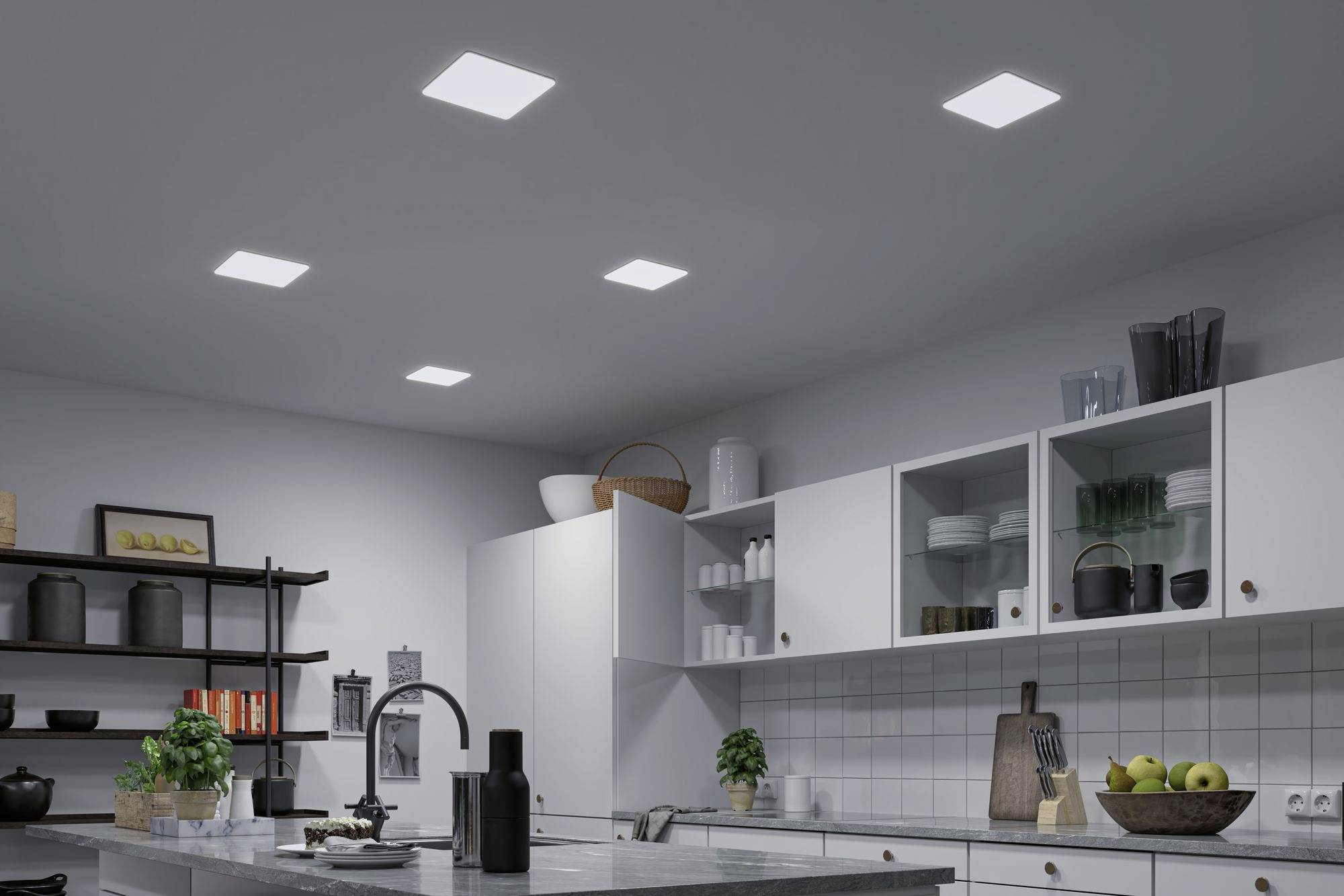 Nowoczesna kuchnia z białymi szafkami, otwartymi półkami i kwadratowymi lampami sufitowymi. Na blacie stoi czajnik elektryczny.