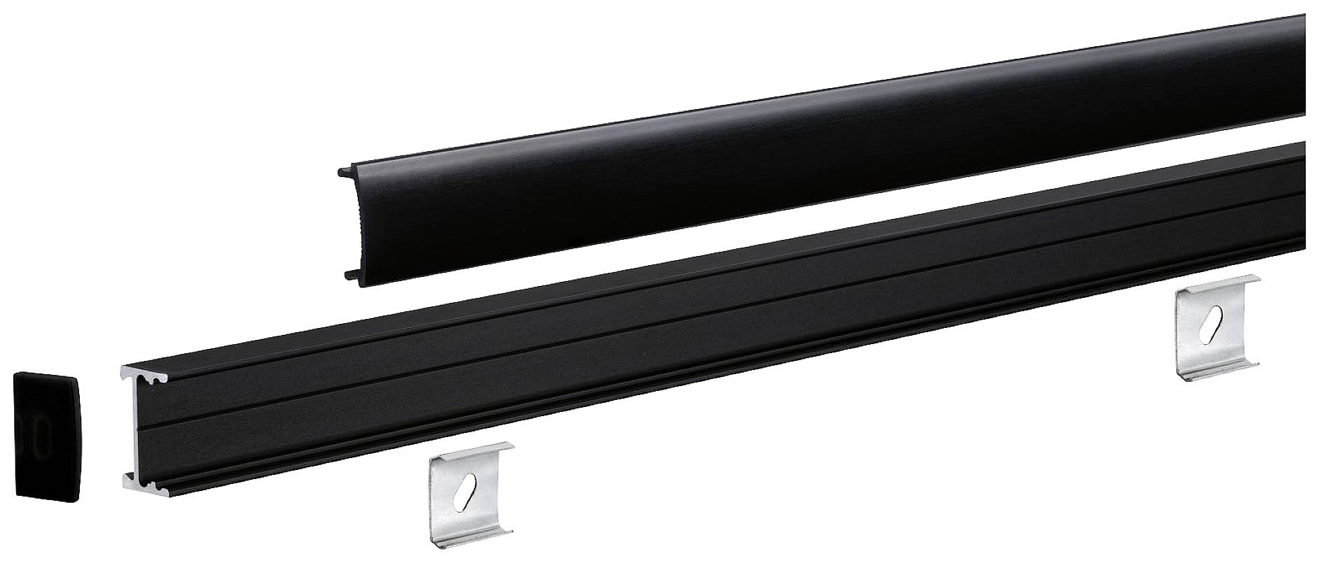 Czarny metalowy system kanałów kablowych, składający się z podłużnego profilu, pokrywy i akcesoriów montażowych, przedstawiony osobno.
