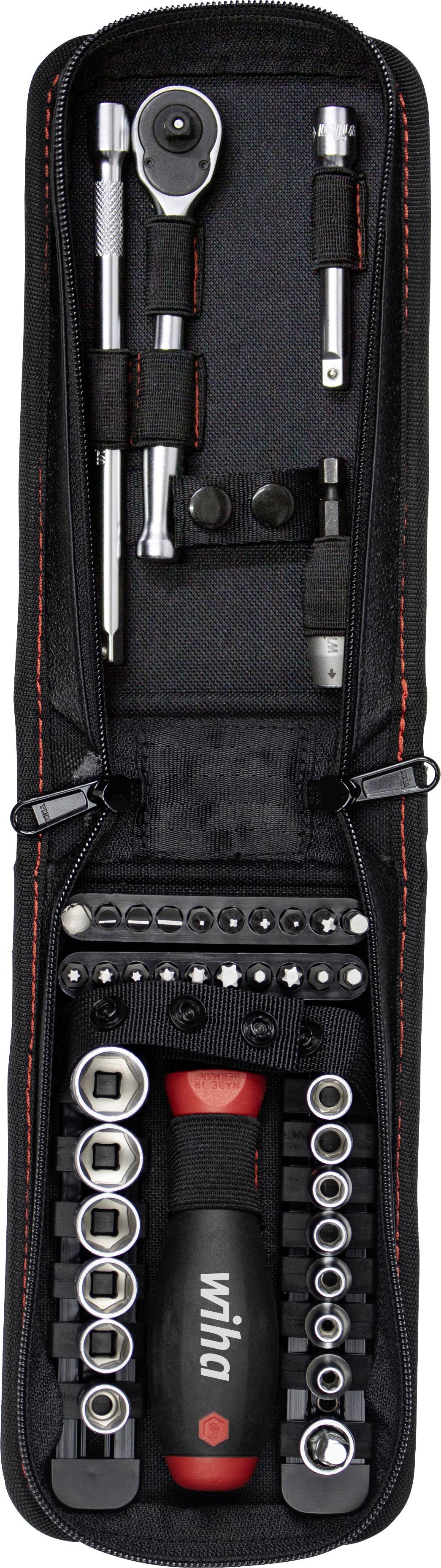 Zestaw narzędzi w czarnej torbie z grzechotką, uchwytem wkrętaka, nasadkami klucza i bitami.