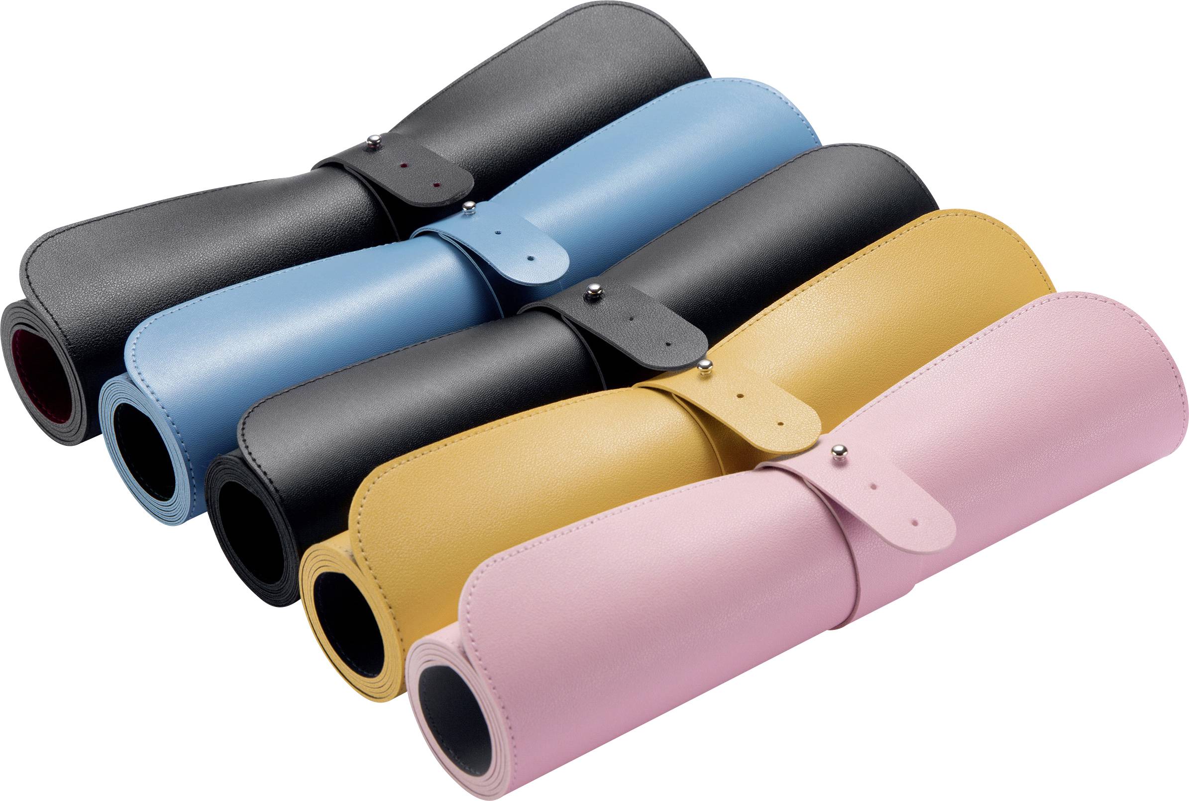 'Trzy zwinięte maty do jogi w kolorach czarnym, niebieskim i różowym. Każda mata jest zabezpieczona paskiem.'