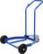 Niebieski wózek transportowy z dwoma dużymi czarnymi kołami i jednym małym białym kołem. Posiada wysoki, zakrzywiony uchwyt do prowadzenia.