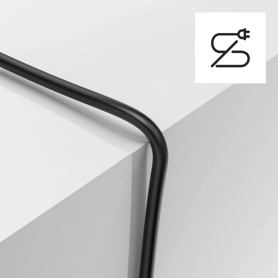 Czarny kabel leży zgięty na białej powierzchni. W prawym górnym rogu widnieje symbol wtyczki z symbolem dolara.