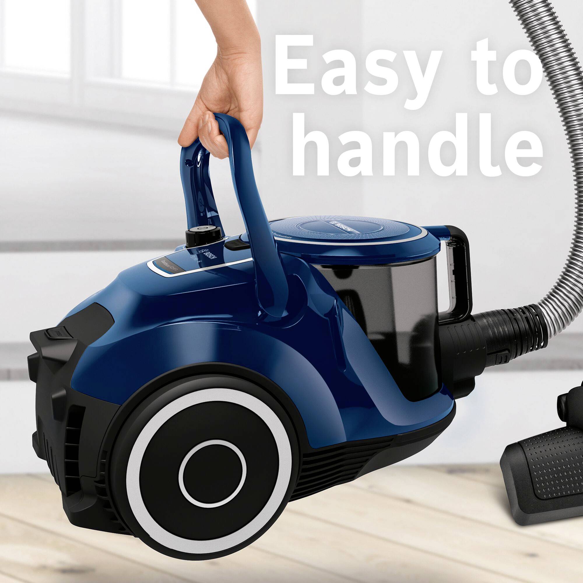 'Łatwy w obsłudze' przedstawia dłoń trzymającą niebieskiego, kompaktowego odkurzacza za uchwyt, sugerujący prostotę użycia.
