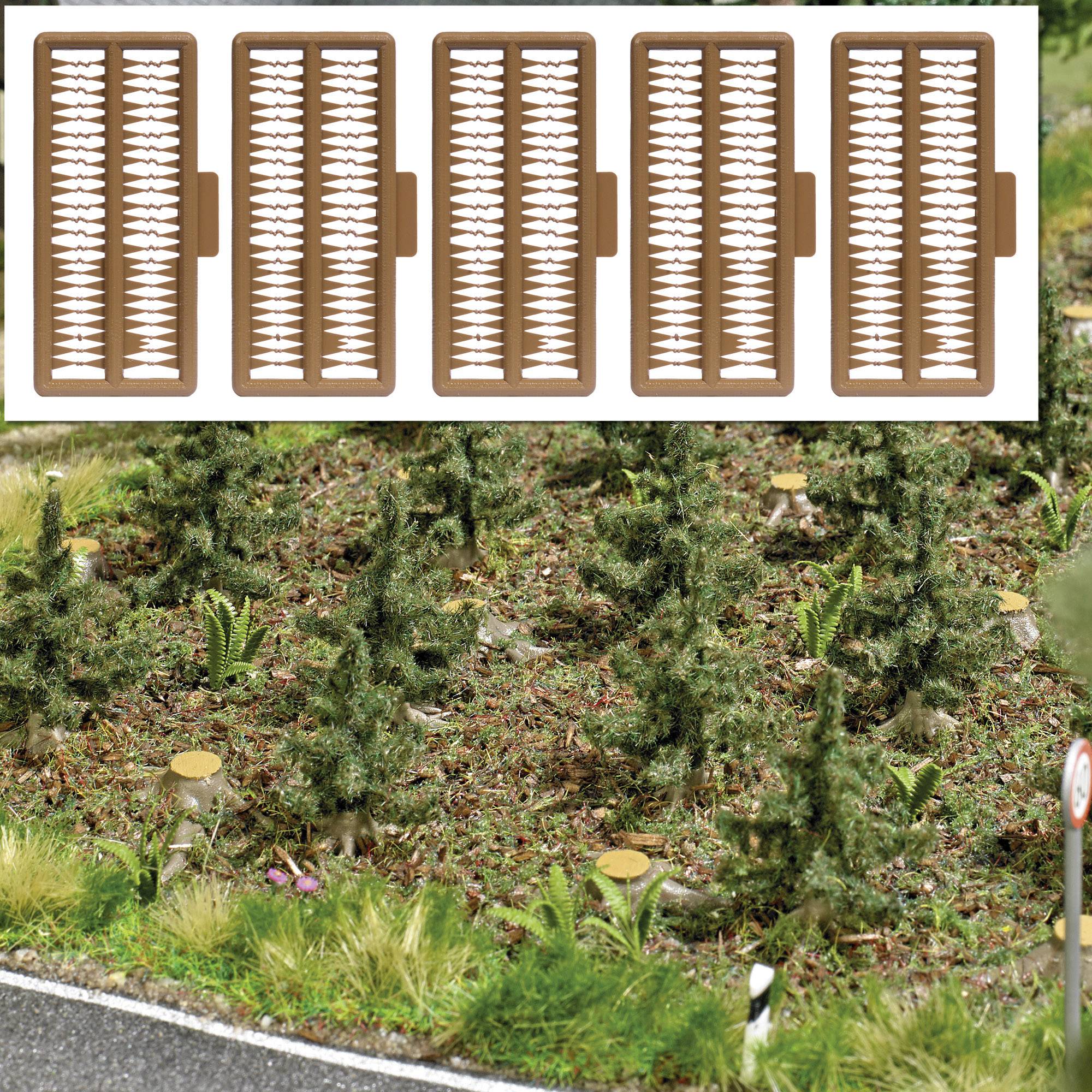 Model krajobrazu z rozkładanym detalem ogrodzenia nad fragmentem lasu. Gęsta roślinność z drzewami, krzewami i trawą.