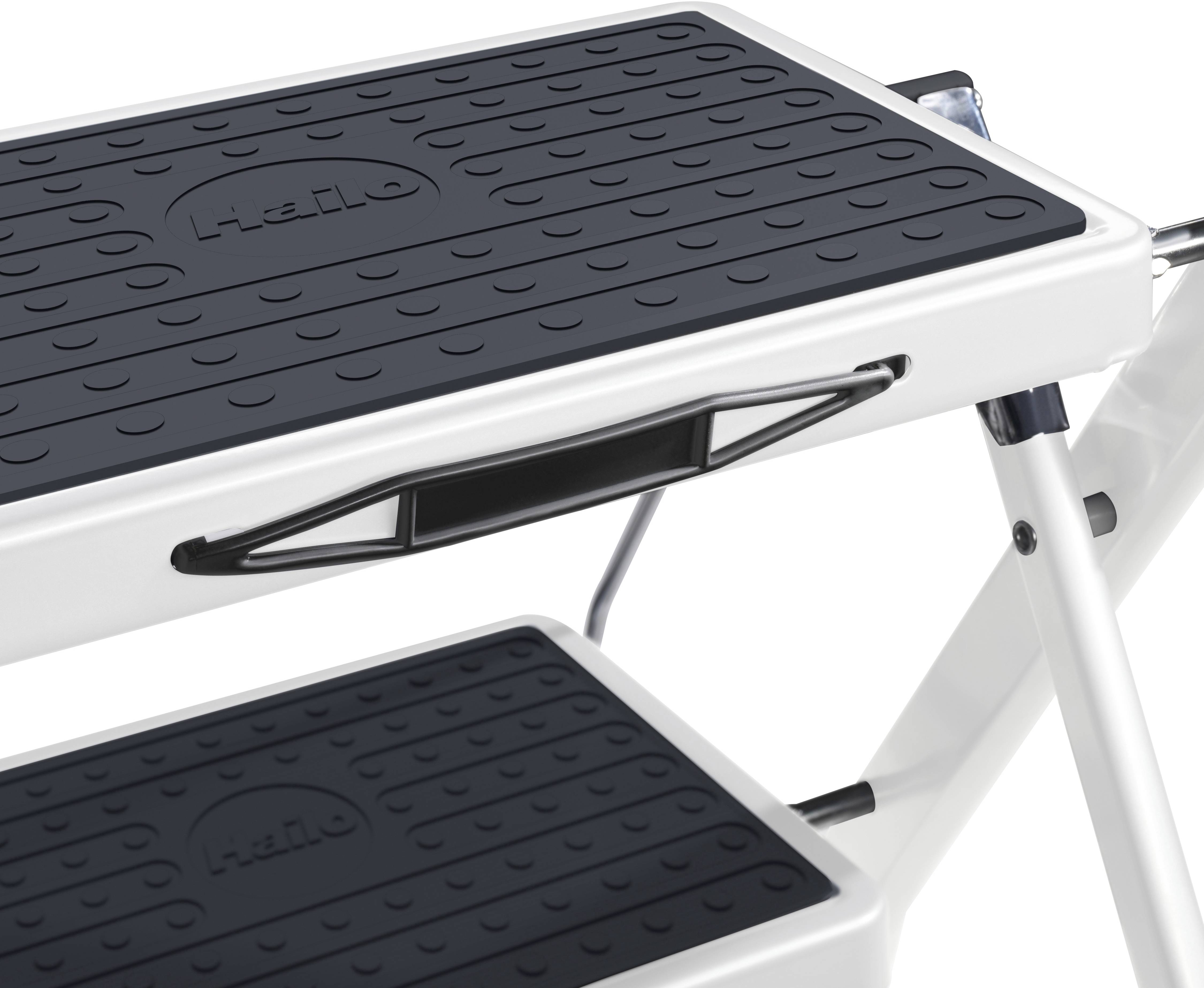 Drabina dwustopniowa, czarna, z powierzchnią antypoślizgową zapewniającą stabilne podparcie.