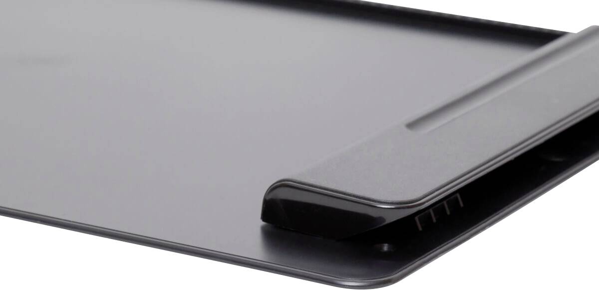 Elektroniczny tablet graficzny wykonany z czarnego materiału, z wąską, lekko uniesioną krawędzią po prawej stronie, przeznaczony do cyfrowego rysowania.