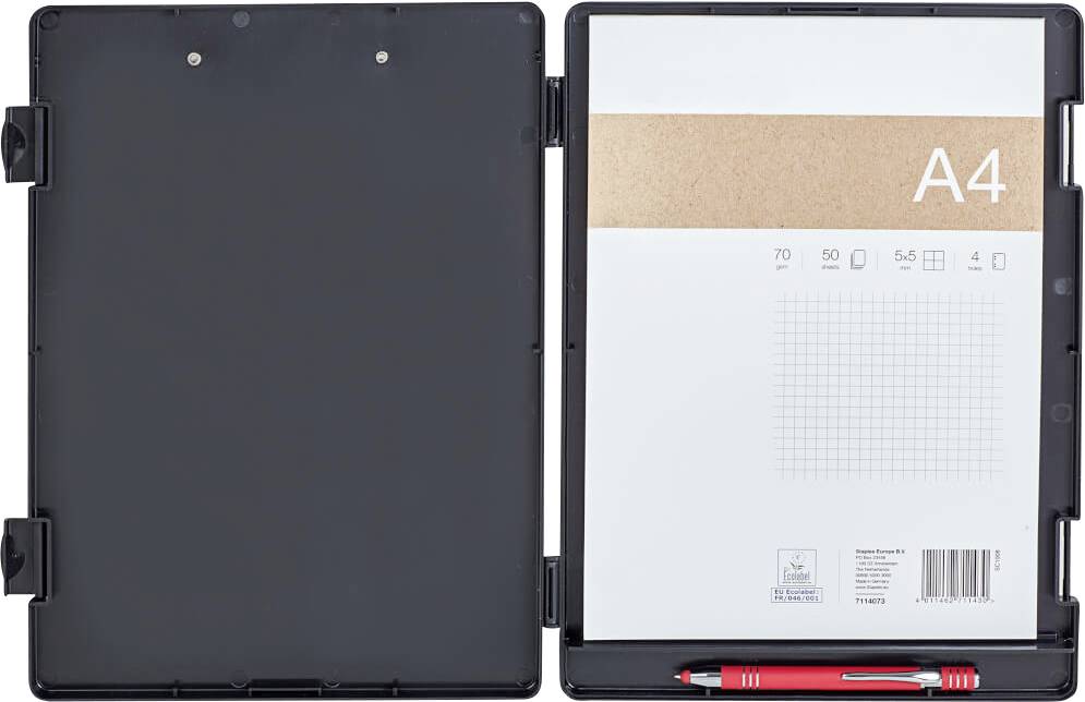 Czarna deska podkładowa z przezroczystą pokrywą, która trzyma białą kartkę papieru A4 w kratkę. Czerwony długopis jest przymocowany przy dolnej krawędzi.