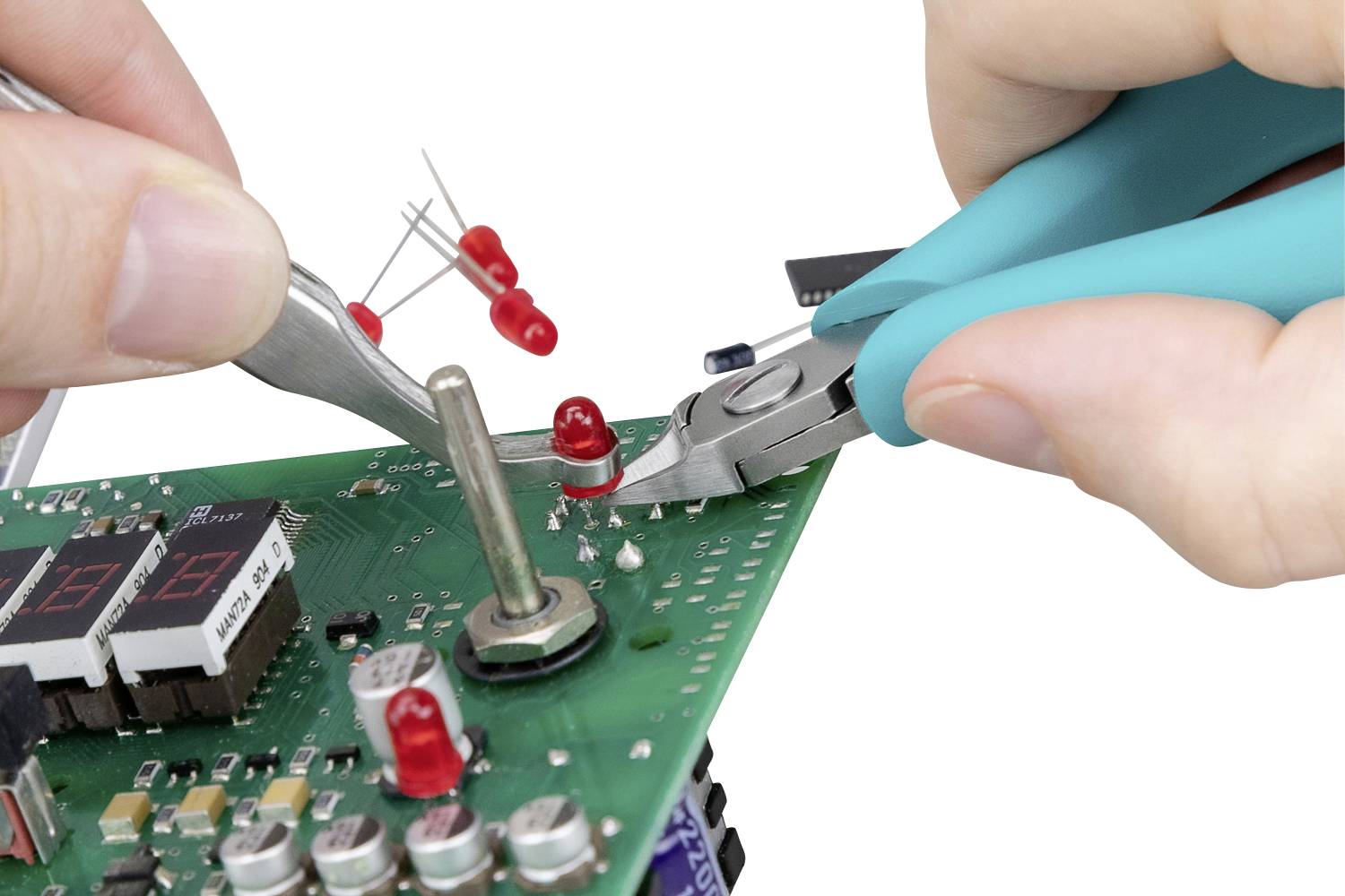 Osoba pracuje narzędziem na zielonej płytce drukowanej, instalując lub usuwając wskaźniki LED.