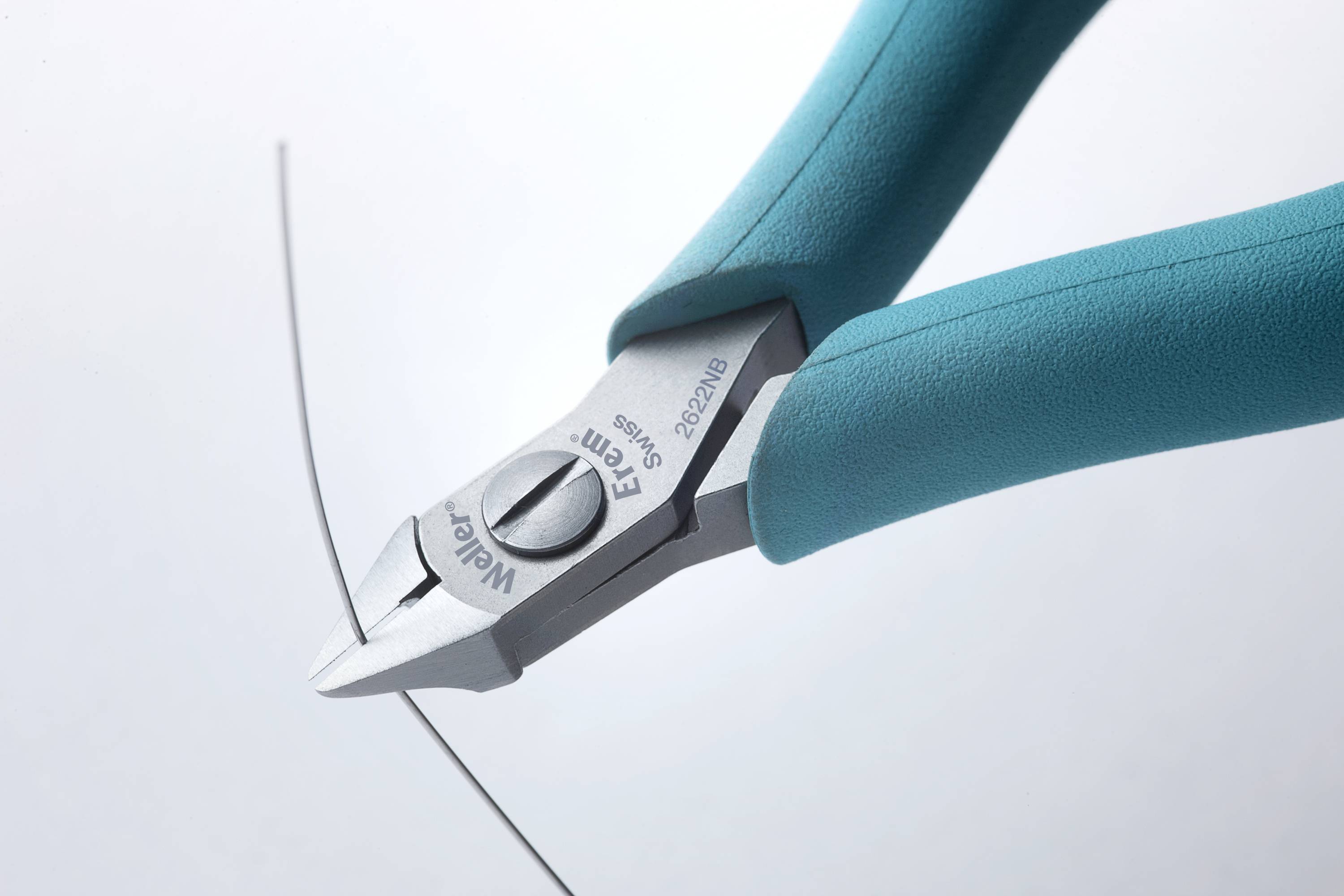 Obcinacz boczny przycina cienki drut. Uchwyt szczypiec jest niebieski.