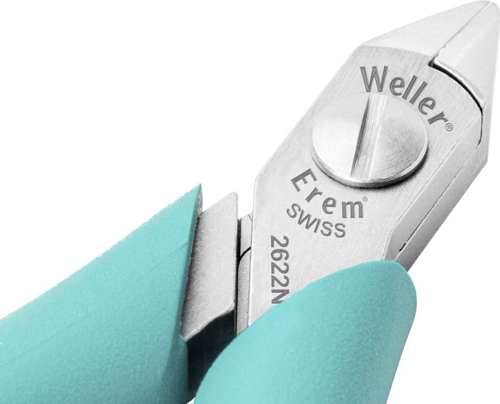 Zbliżenie szczypiec tnących z niebieskimi uchwytami. Na ostrzu widnieje napis 'Weller Erem Swiss 2622N'. Narzędzie do precyzyjnego cięcia.