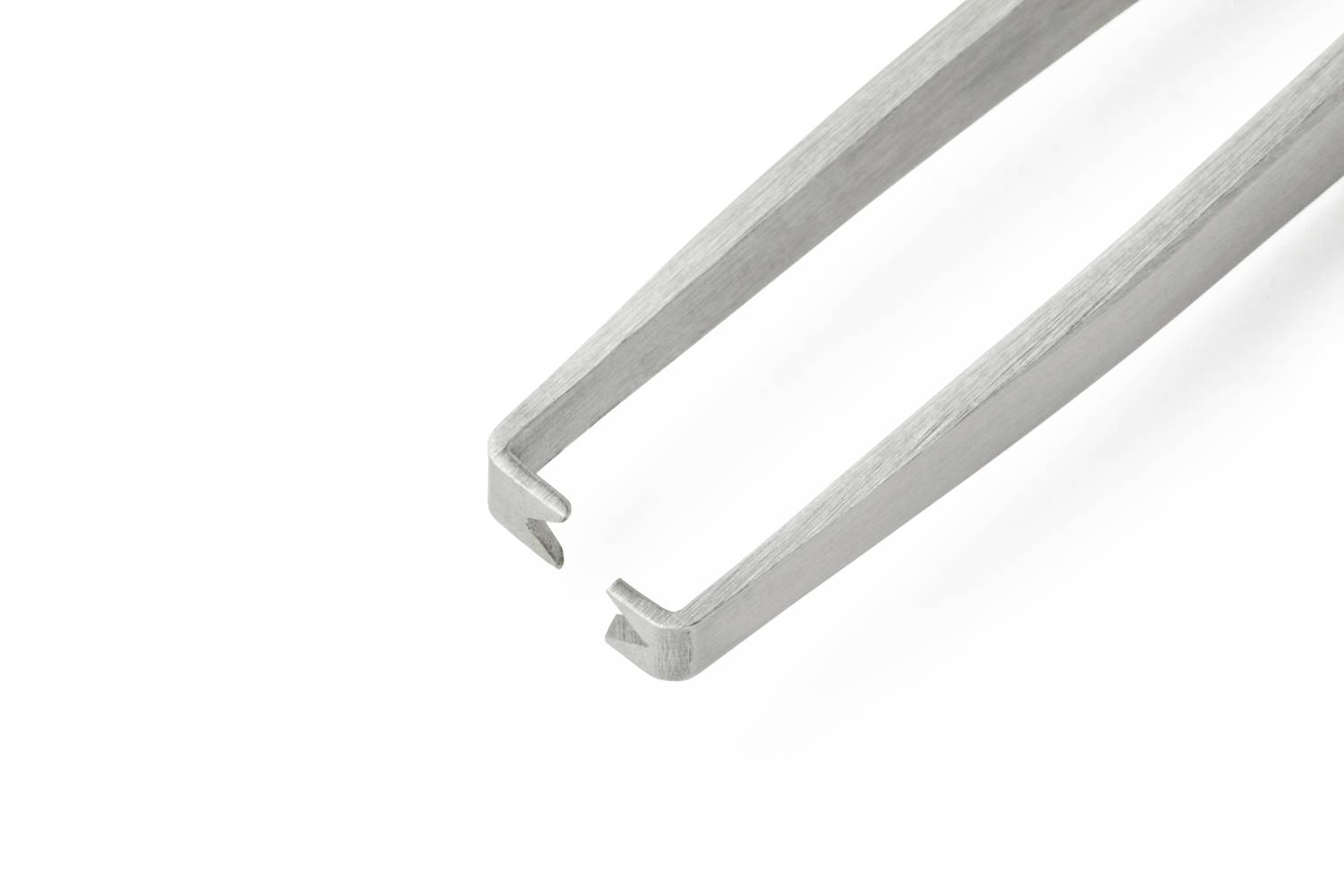 Pęseta metalowa o cienkiej końcówce, odpowiednia do precyzyjnego chwytania małych obiektów.