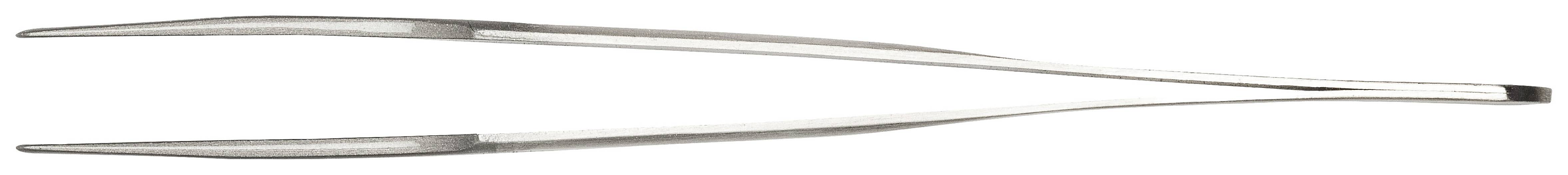 Pęseta srebrnego koloru leży na białej powierzchni.