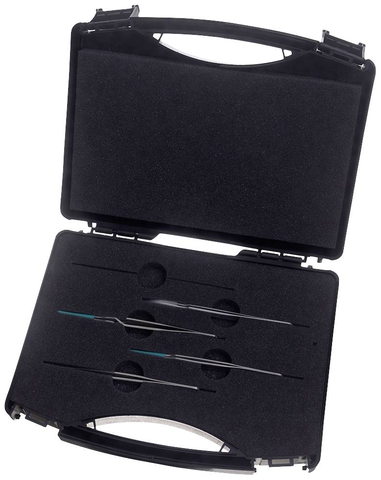 Otwarty czarny kufer na narzędzia z wieloma wyprofilowanymi przegródkami, z których dwie zawierają cienkie narzędzia.