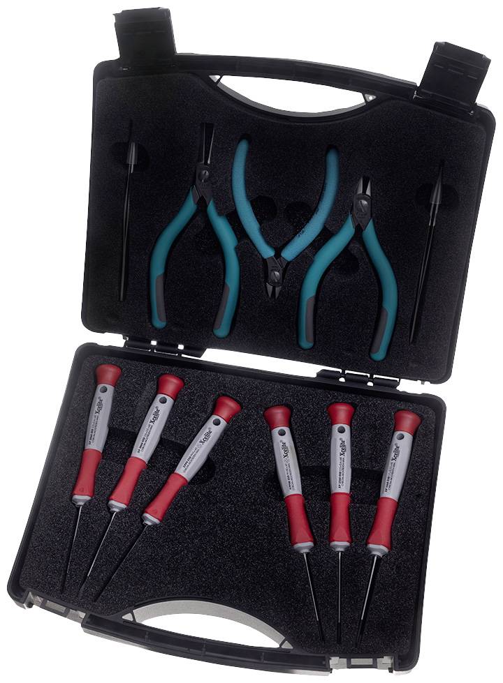 Czarny kufer na narzędzia z szczypcami i śrubokrętami ułożonymi w precyzyjnie dopasowanych wycięciach.