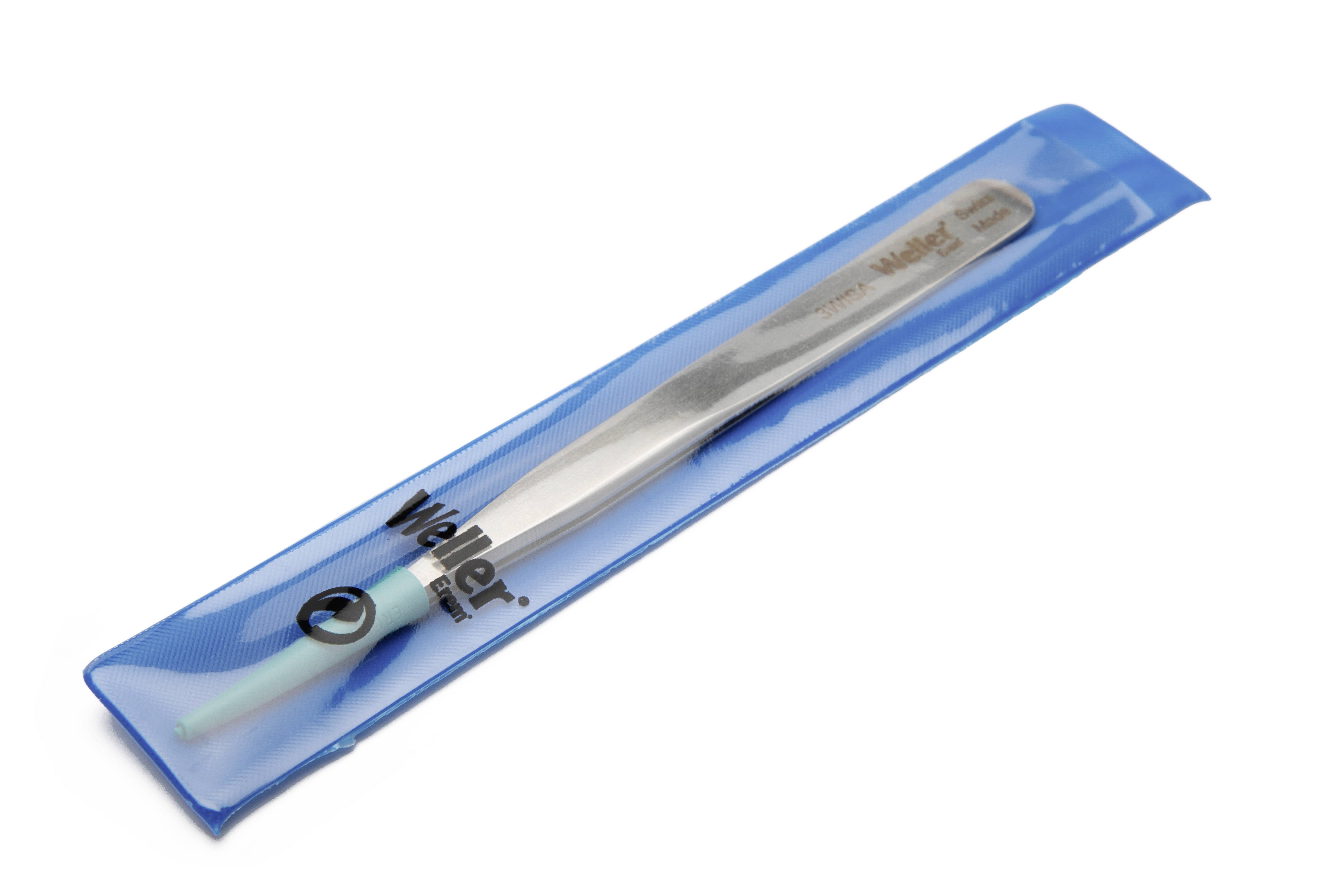 Srebrna metalowa pinceta marki 'Weller' w niebieskim opakowaniu. Idealna do precyzyjnych prac elektronicznych.