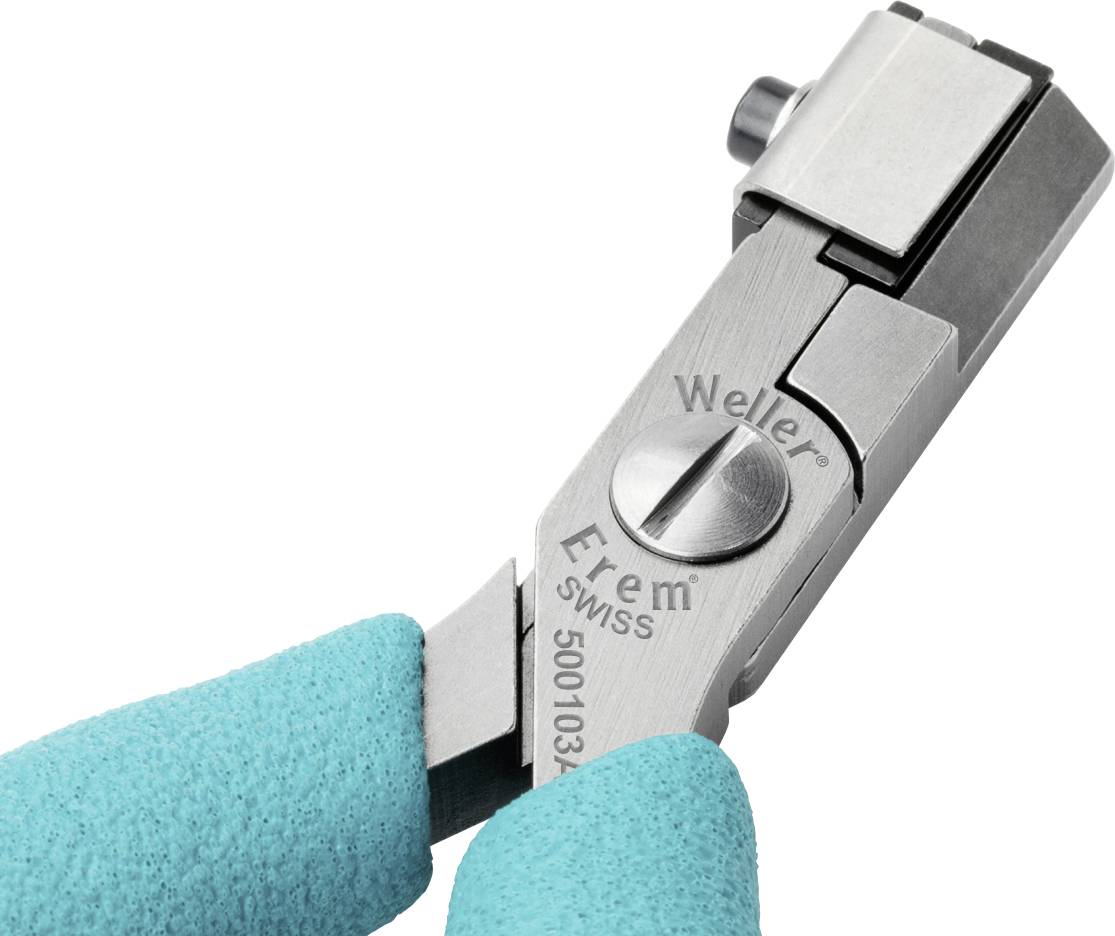 Zbliżenie szczypiec Weller z turkusowymi uchwytami, częściowo widocznymi w kadrze, z trzonkiem opatrzonym tłoczeniem.
