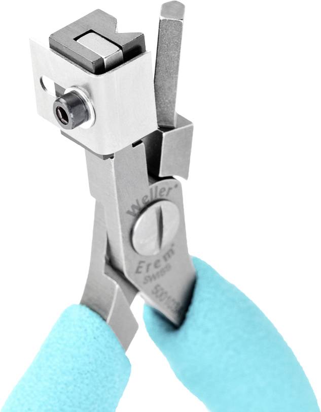 Szczypce metalowe z niebieskimi uchwytami, specjalnie przeznaczone do precyzyjnego cięcia podczas montażu elektronicznego.