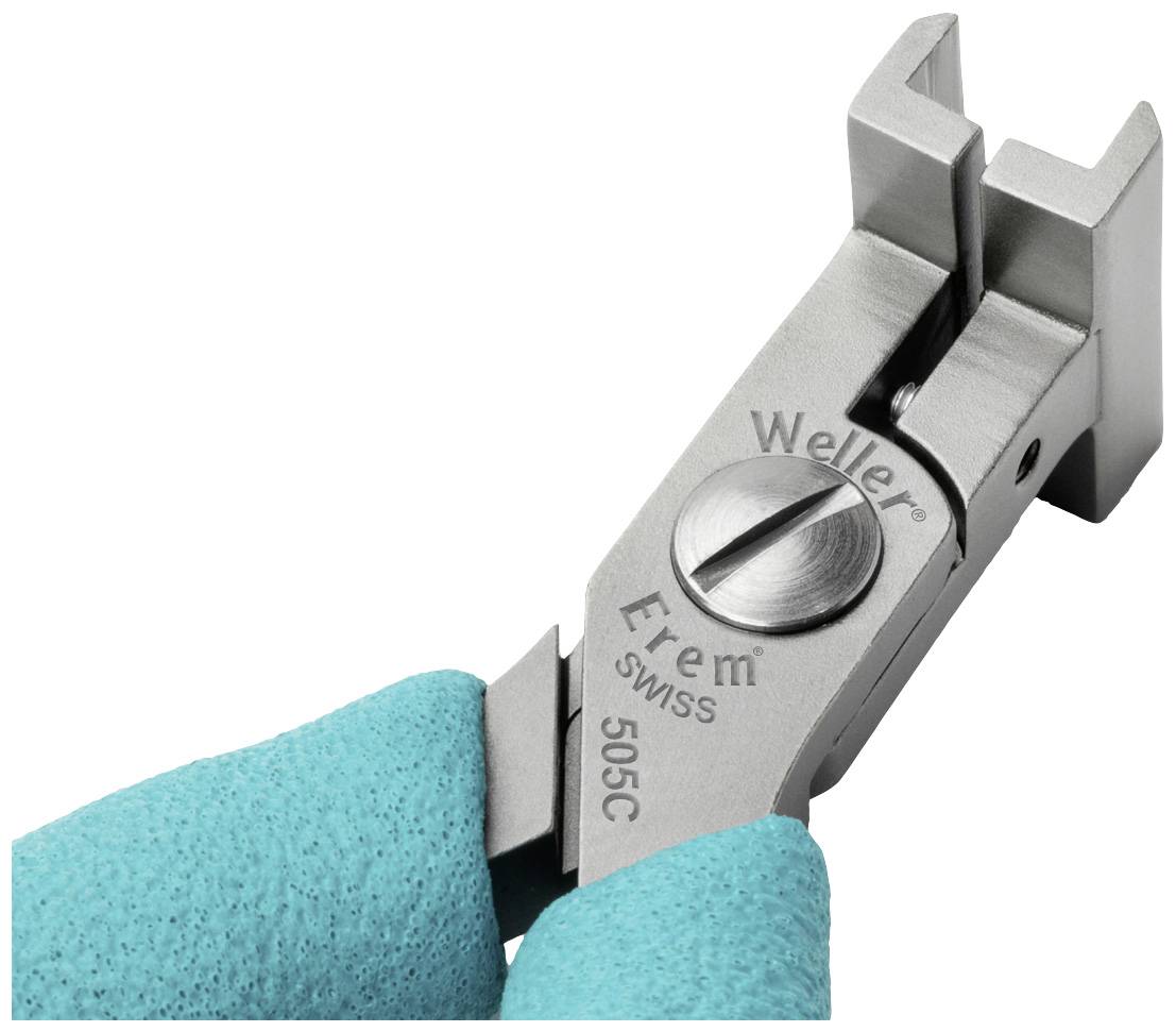 Metalowe narzędzie trzymane w dłoniach w niebieskich rękawiczkach. Na narzędziu widnieje napis 'Weller Erem SWISS 505C'.
