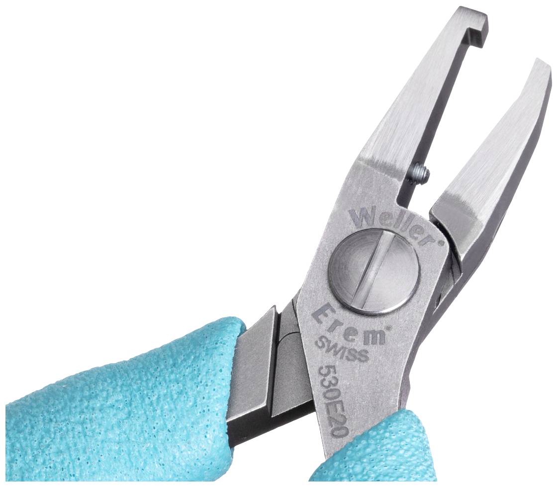 Metalowe szczypce o zakrzywionych końcówkach, trzymane przez osobę w niebieskiej rękawicy. Na szczypcach widoczne są słowa 'Weller Erem'.