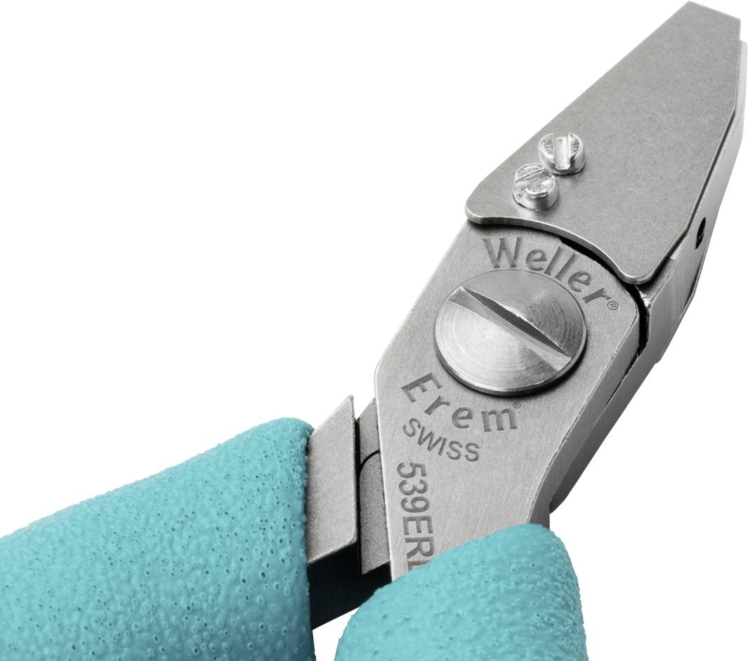Szczypce metalowe z niebieską powłoką uchwytu, chwytające małe elementy metalowe. Na szczypcach wygrawerowany jest napis 'Weller Erem SWISS 539ERASM'.
