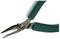 Szczypce z zielonymi uchwytami i srebrnymi szczękami, używane do chwytania i cięcia podczas prac rzemieślniczych.