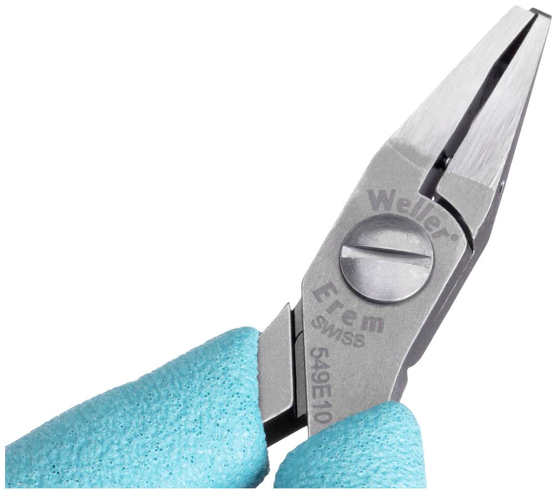 Ręka trzyma srebrne szczypce boczne z niebieskimi gumowanymi uchwytami, odpowiednie do precyzyjnego cięcia małych przewodów.