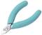 Szczypce z turkusowymi, wyściełanymi uchwytami.