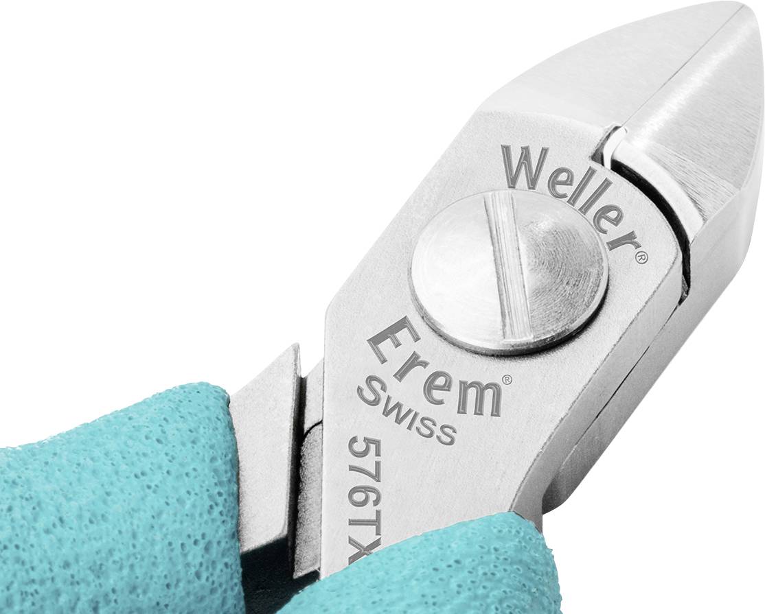 Szczypce z srebrnym ostrzem i turkusową rękojeścią. Na ostrzu znajdują się oznaczenia: 'Weller Erem SWISS 576TX'.