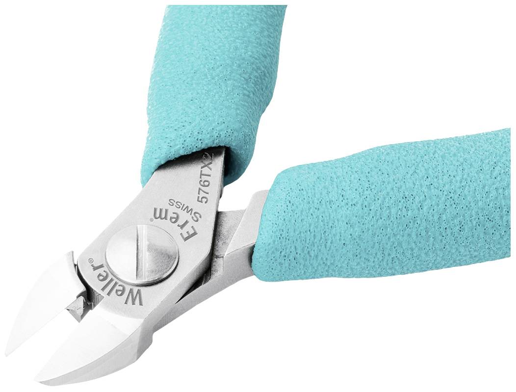 Zbliżenie szczypiec bocznych z turkusowymi uchwytami, odpowiednich do cięcia drutu i małych kabli podczas prac rzemieślniczych.