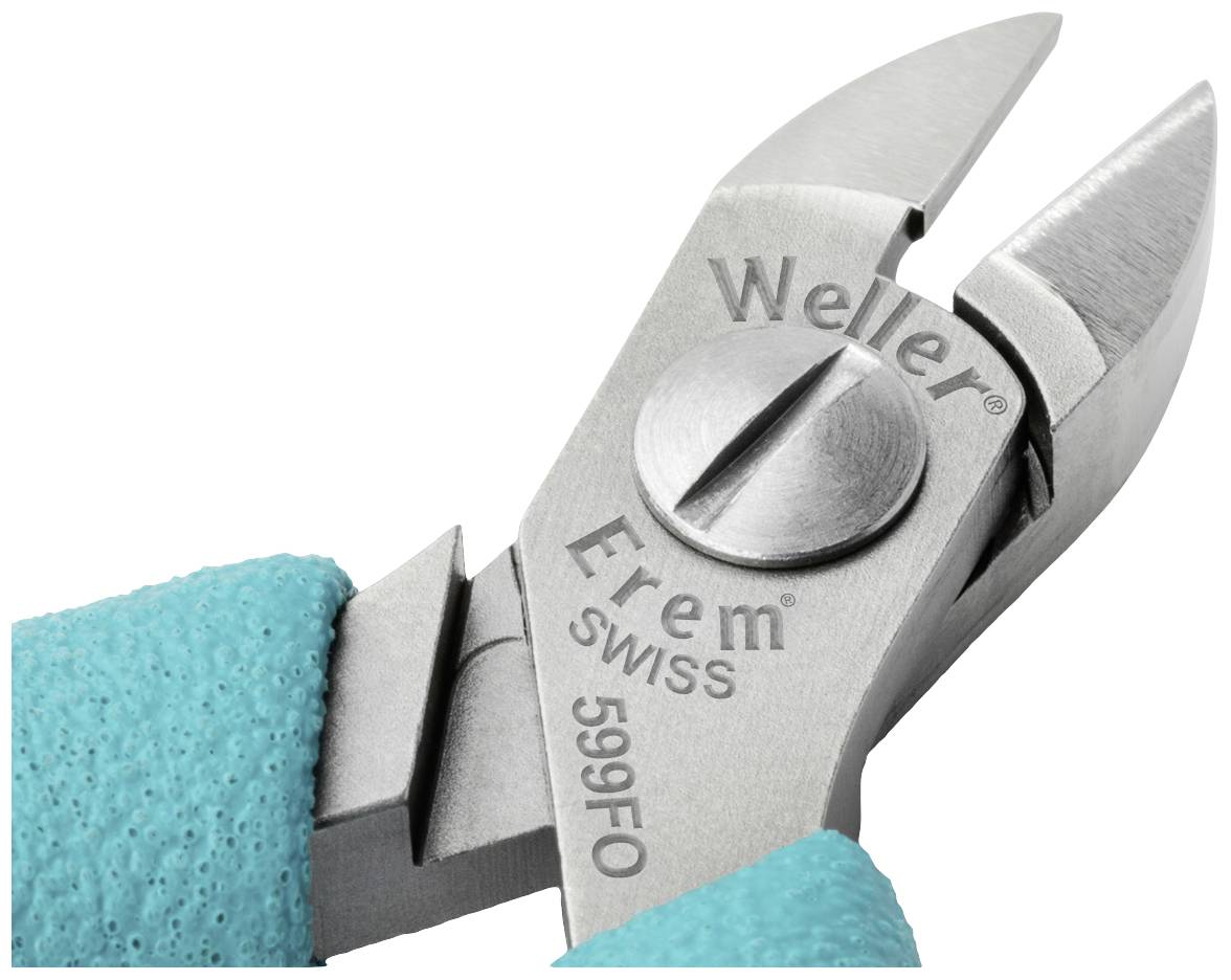 Zbliżenie srebrnych szczypiec z turkusową rękojeścią, na których widnieje napis 'Weller Erem Swiss 599FO'. Narzędzie do precyzyjnych prac cięcia.