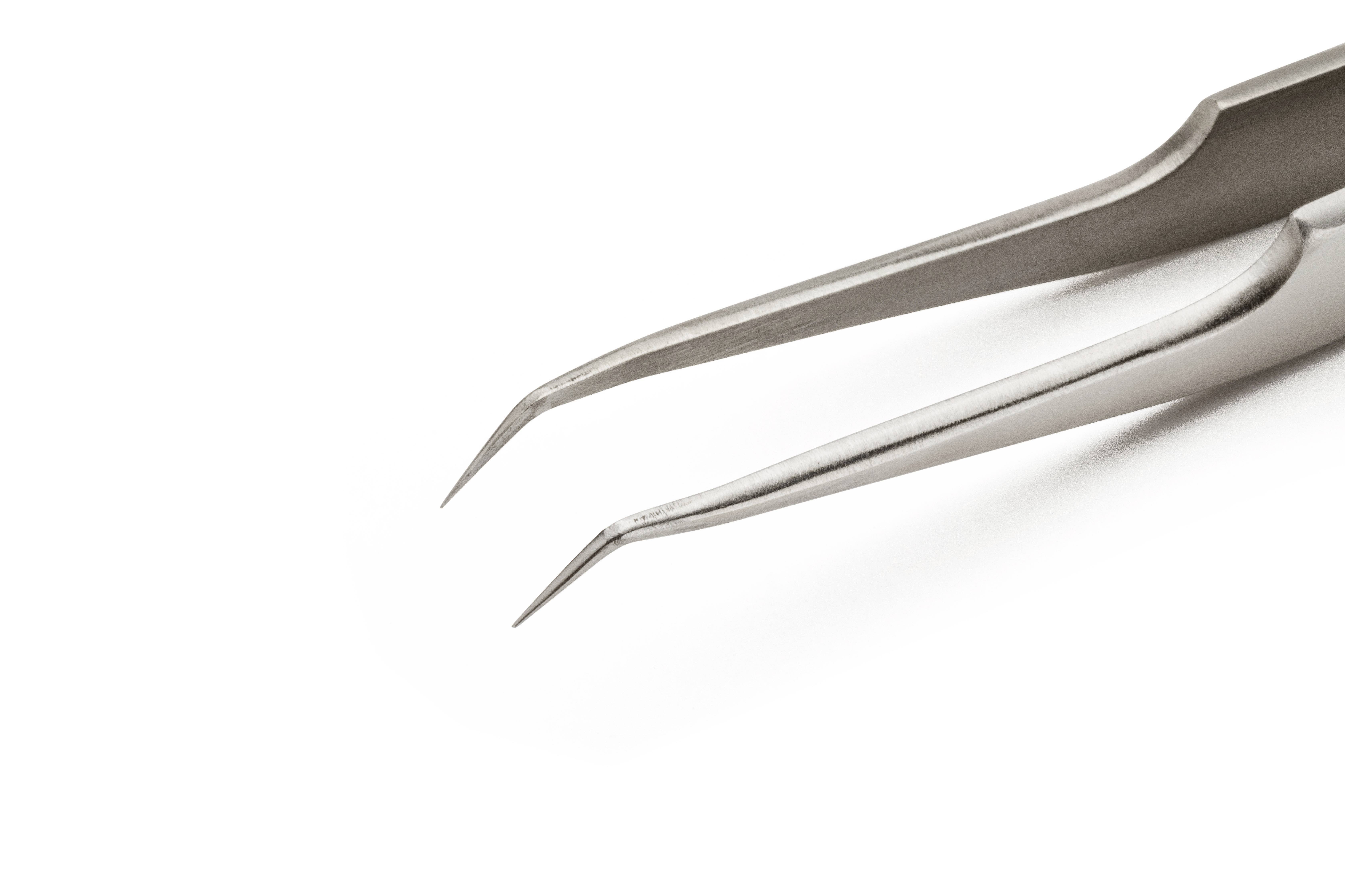 Srebrna, szpiczasta pęseta na białym tle.