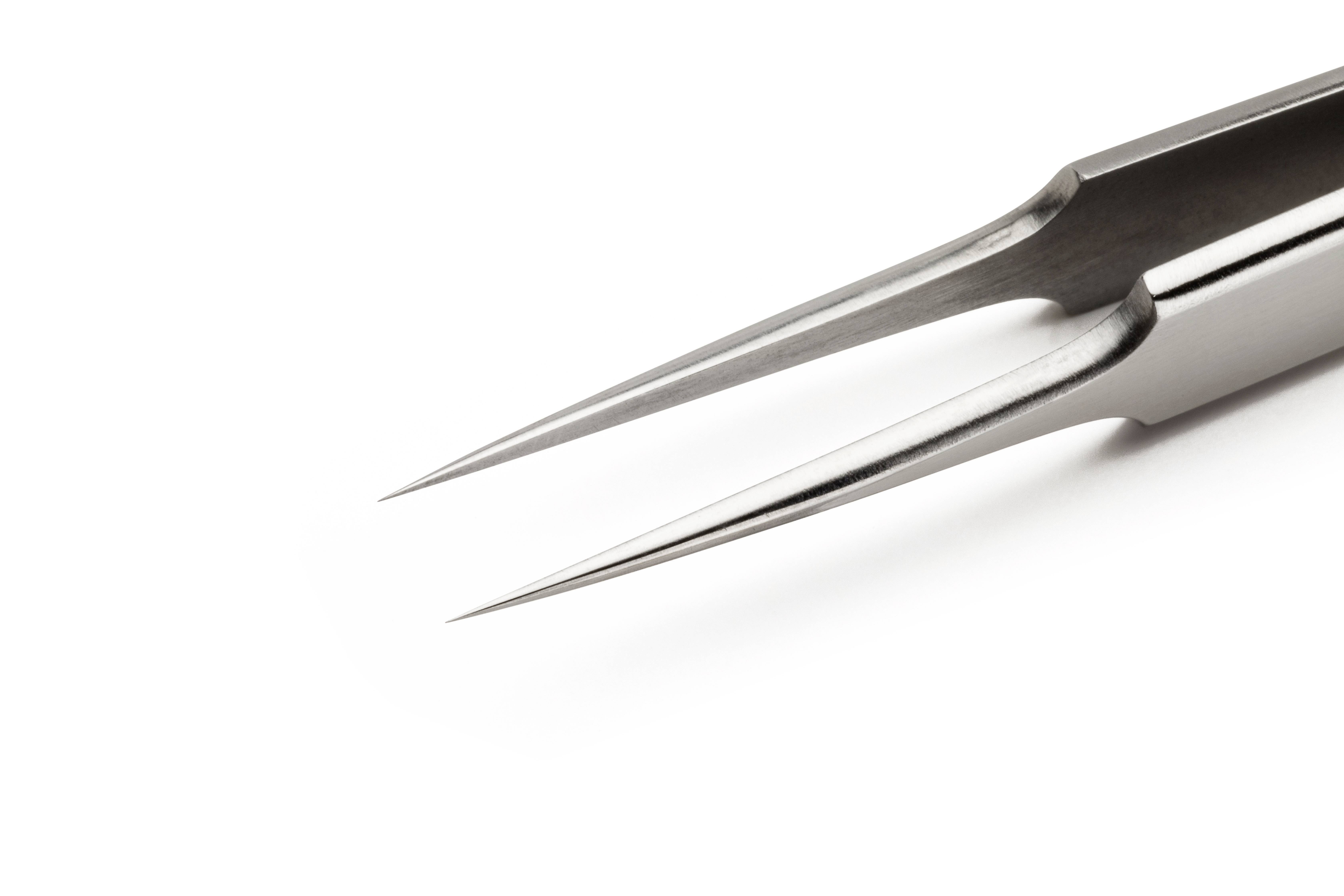 Para ostre metalowe pęsety na białym tle. Są czyste i precyzyjne, nadające się do precyzyjnych prac.