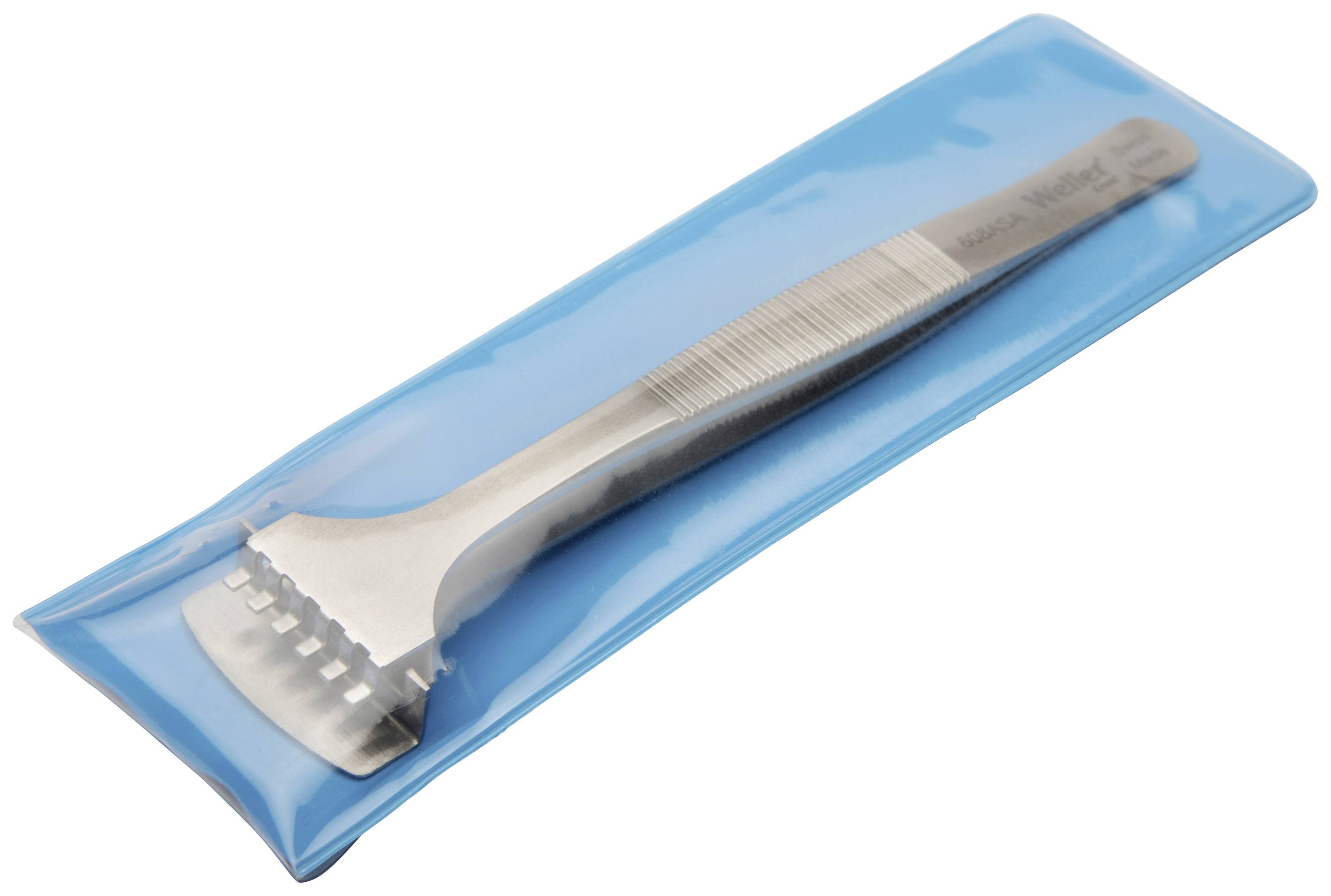 Metalowy instrument z ząbkowanym ostrzem w niebieskiej plastikowej osłonie.