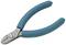 Niebieskie szczypce boczne z ergonomicznymi uchwytami na białym tle. Idealne do cięcia przewodów i cienkich materiałów.