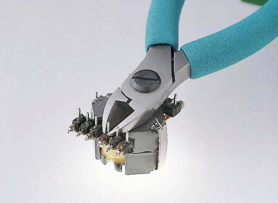 Szczypce zaciskowe z niebieskimi uchwytami i kilkoma stykami na końcówce, używane do połączeń elektronicznych.