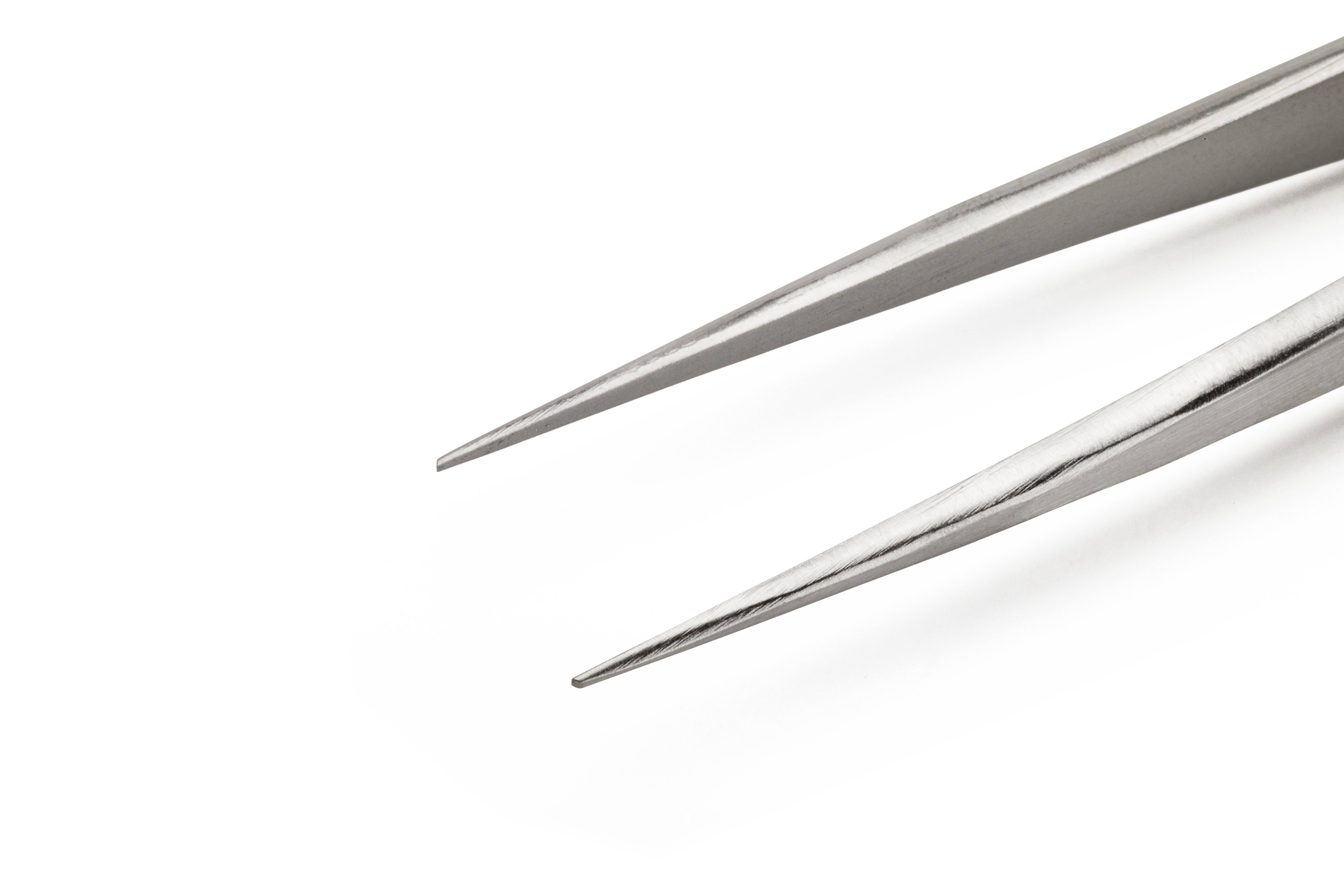 Zbliżenie na dwie metalowe końcówki pęsety na białym tle.