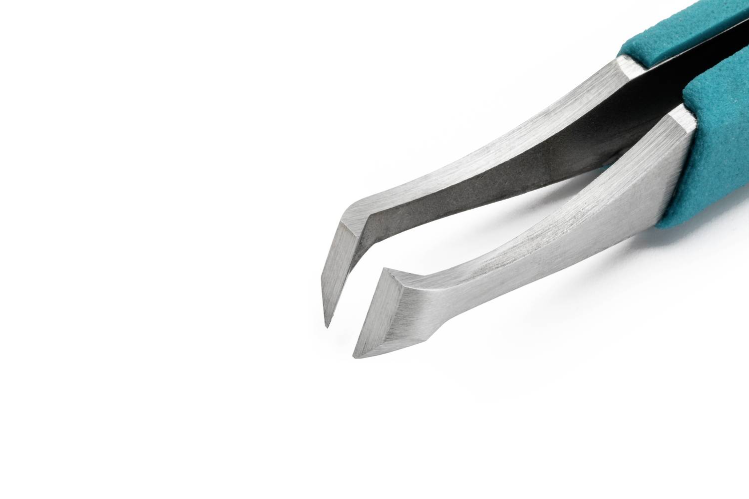 Srebrna pęseta z lekko zagiętymi końcówkami i niebieskimi uchwytami na białym tle.