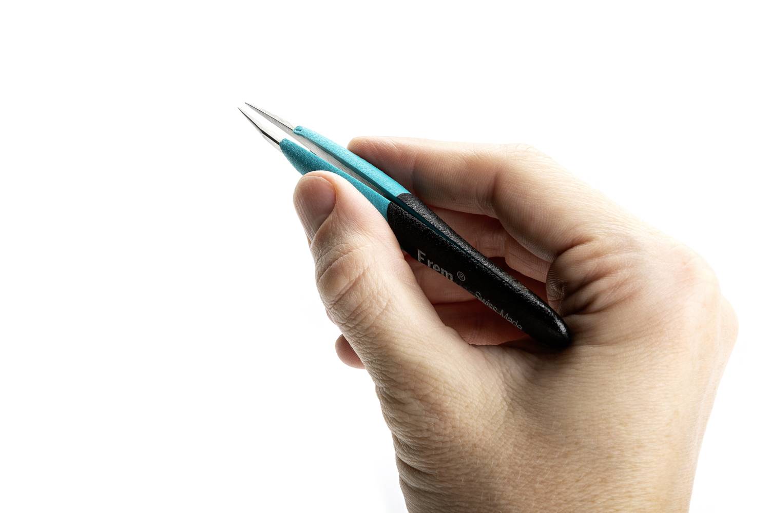 Dłoń trzyma małe, spiczaste szczypce z czarną rękojeścią. Szczypce mają delikatny, precyzyjny czubek, odpowiedni do prac wymagających dokładności.