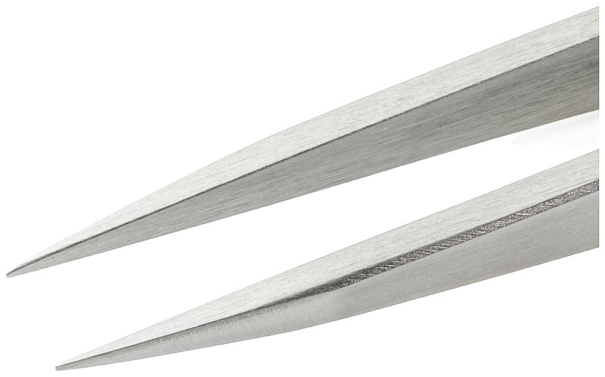 Dwie długie, ostre metalowe nożyczki chirurgiczne ułożone obok siebie, z ostrymi krawędziami tnącymi, na białym tle.