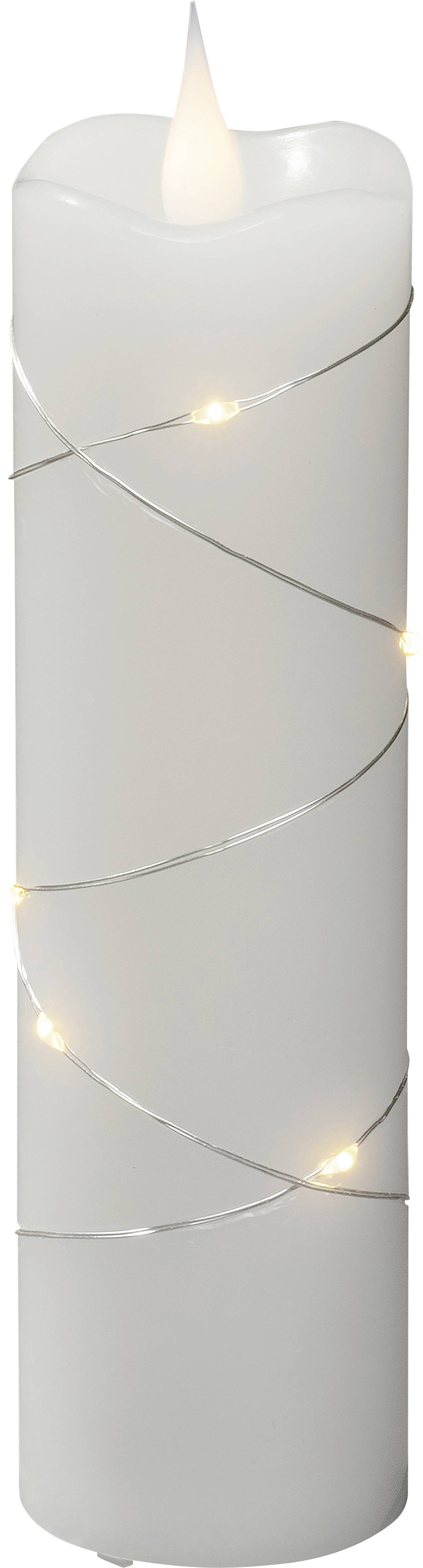 Biała, wysoka świeca z delikatnym, oplecionym drutem, na którym umieszczone są małe świecące światełka.