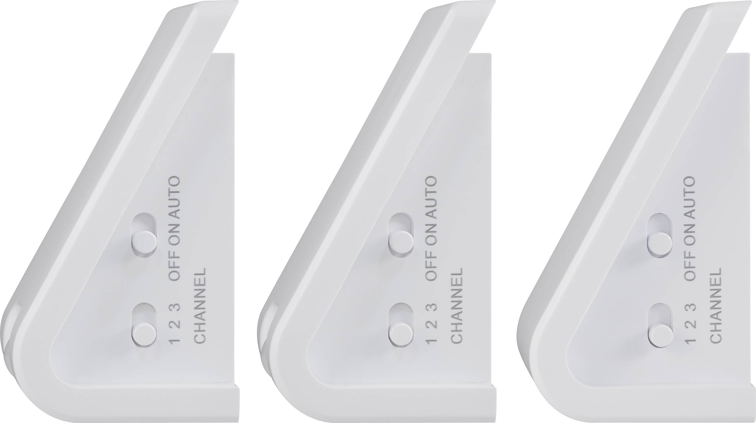 Trzy białe piloty umieszczone obok siebie z przyciskami 'Channel' oraz 'Wyłączony/Włączony/Automatyczny'.