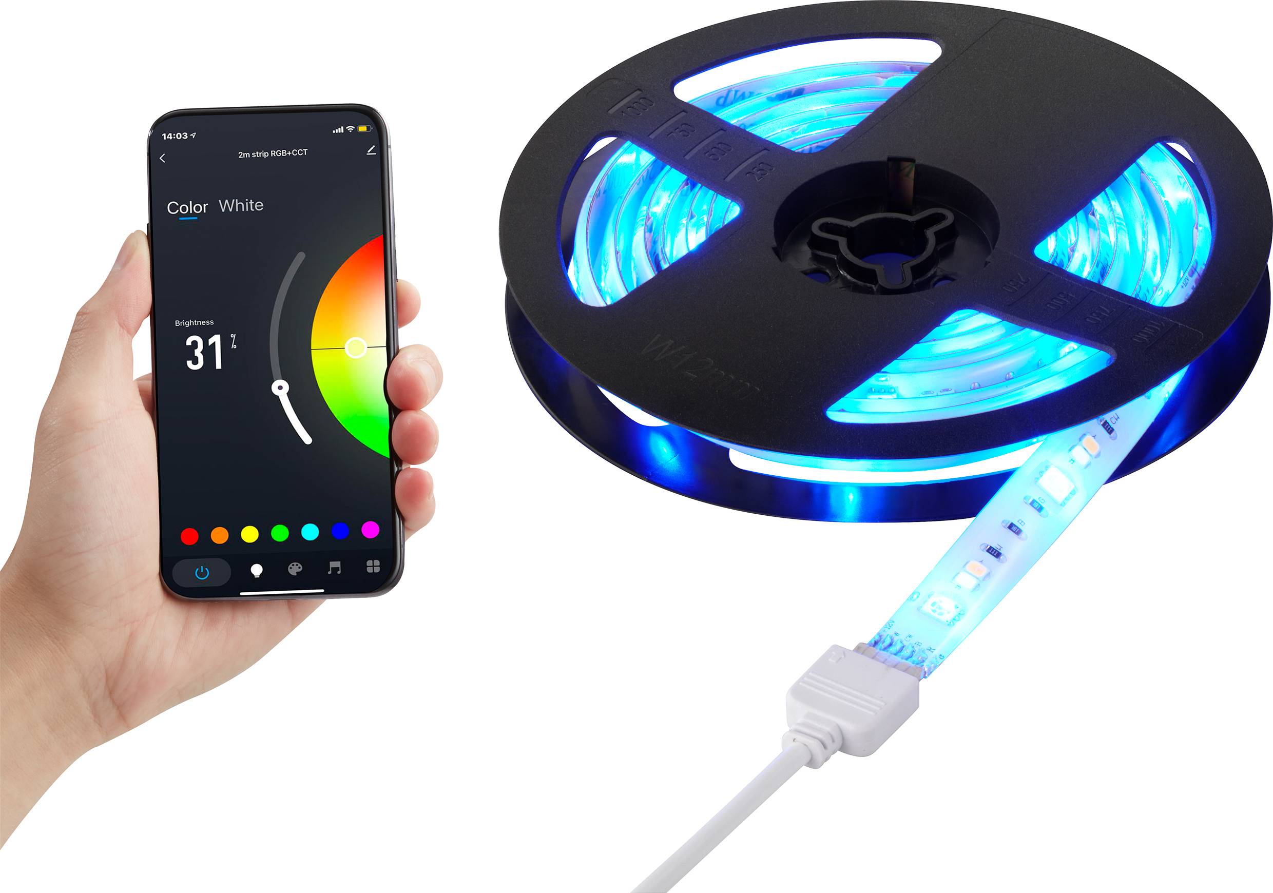 Dłoń trzyma smartfon z aplikacją do sterowania oświetleniem LED. Obok leży rolka ze świecącymi niebieskimi paskami LED.