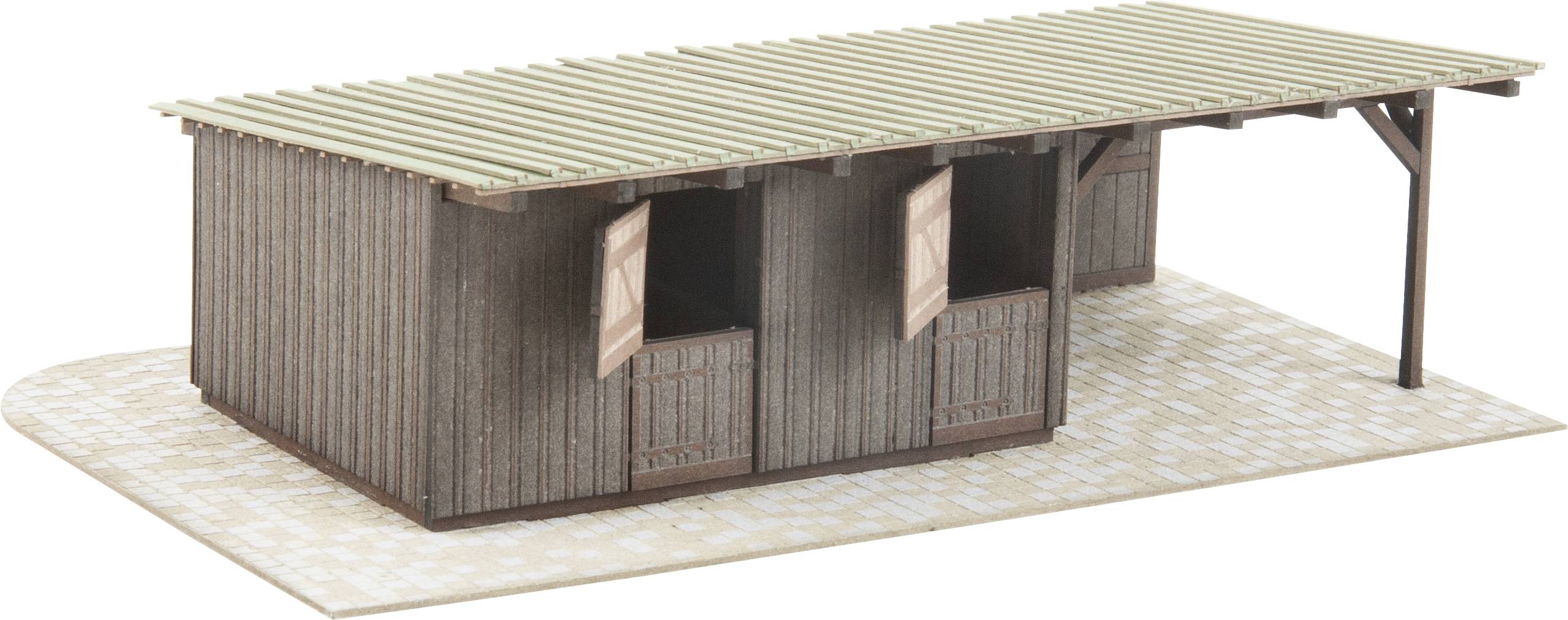 Mały, prostokątny schowek z płaskim, falistym dachem i otwartymi drewnianymi drzwiami na wybrukowanej powierzchni.