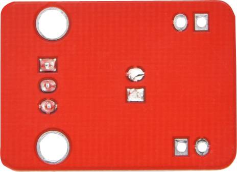 Czerwona płytka elektroniczna z wieloma małymi punktami lutowniczymi i elementami, w kształcie prostokąta, z otworami w narożnikach.