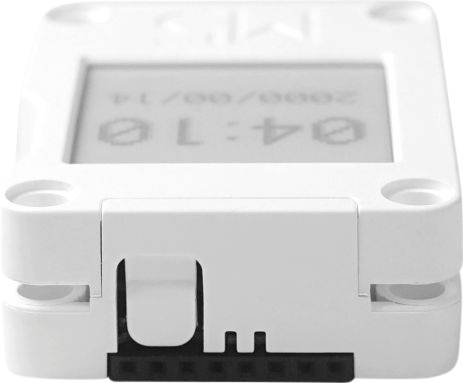 Mały, prostokątny elektroniczny przyrząd z wyświetlaczem pokazuje '04:10' oraz datę. Posiada złącze od spodu.