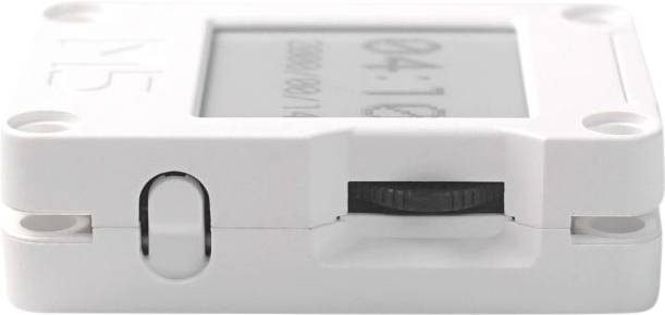 Mały biały elektroniczny przyrząd z okrągłym czarnym przyciskiem z boku, prawdopodobnie element modułowy, sfotografowany z bliska.